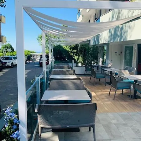 Отель Majestic 4*