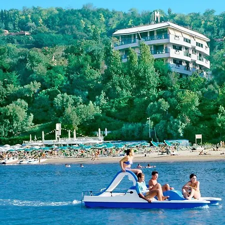 Hotell Majestic 4*